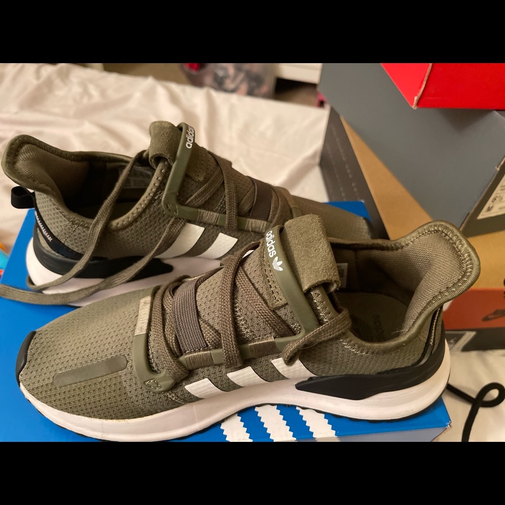 Adidas Si3 6.5 grade school slightly worn